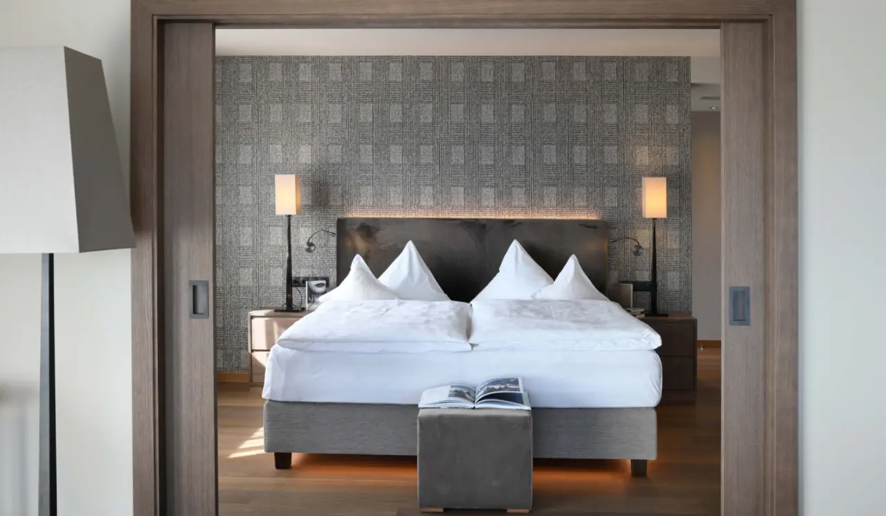 Hotel Patrizia in Tirolo – Modernes Doppelzimmer mit gemütlichem Bett | Wellnesshotel Südtirol