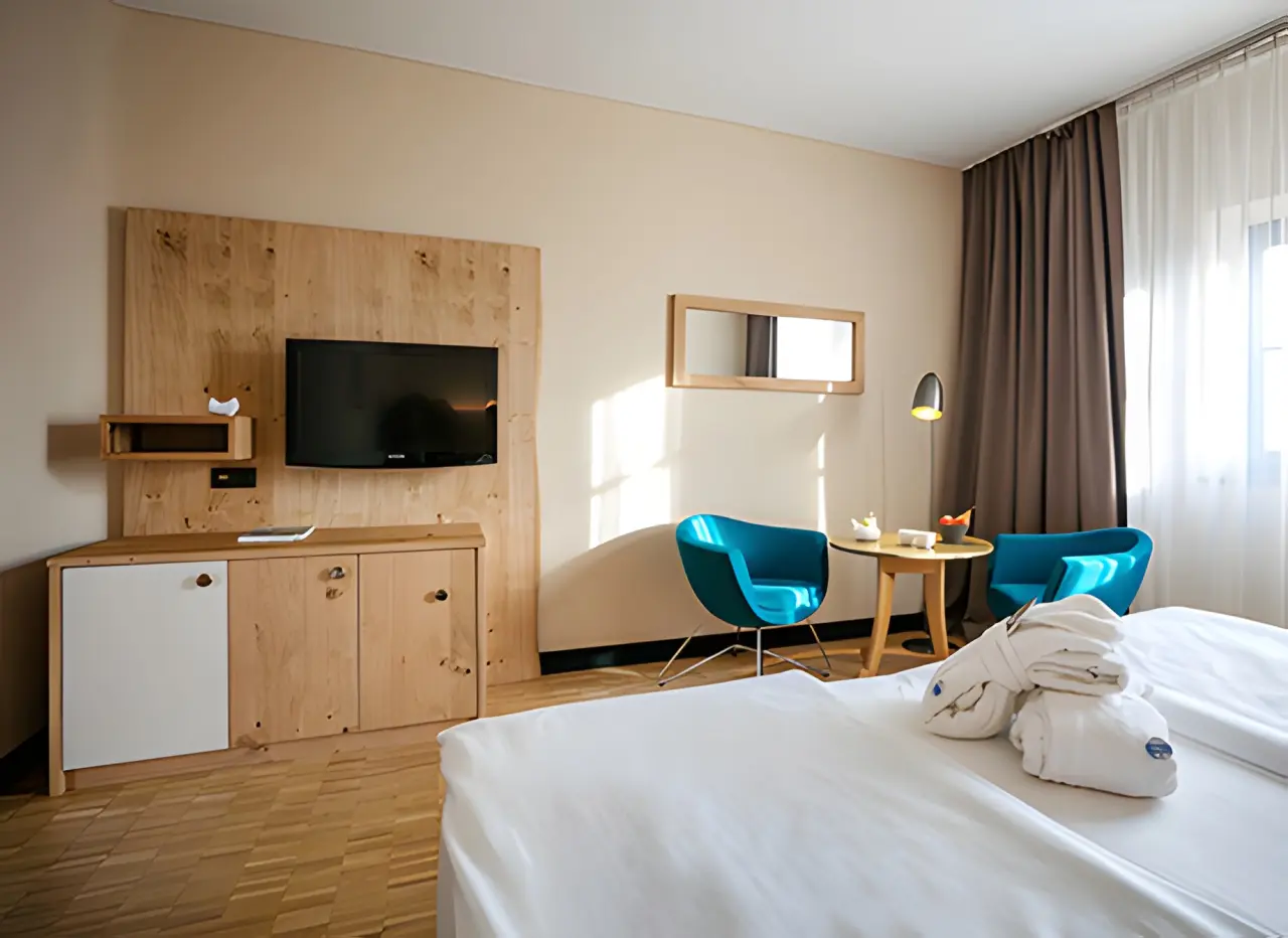 Rogner Bad Blumau in Bad Blumau – Modernes Hotelzimmer mit TV und Minibar | Wellnesshotel Steiermark
