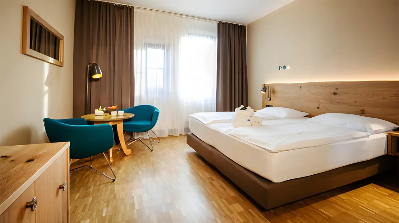 Rogner Bad Blumau in Bad Blumau – Helles Doppelzimmer mit gemütlicher Sitzecke | Wellnesshotel Steiermark