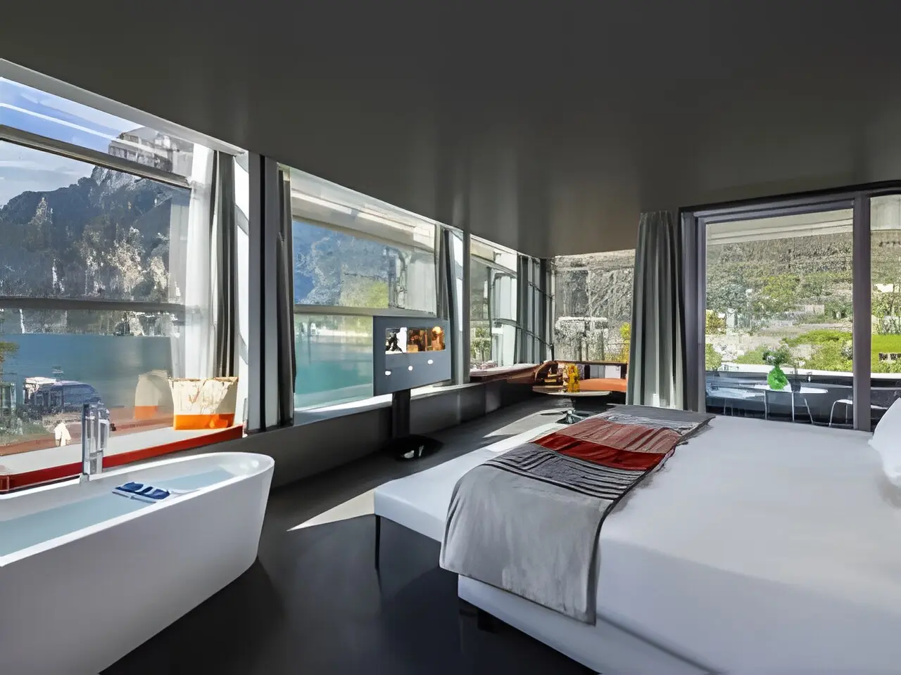 Lido Palace Hotel in Riva del Garda – Luxuriöses Zimmer mit Badewanne und Seeblick | Wellnesshotel Gardasee
