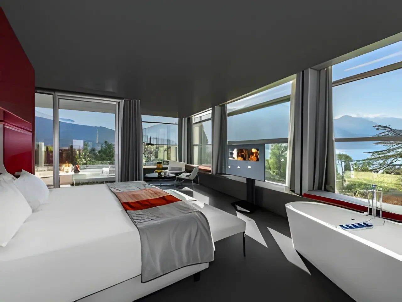 Lido Palace Hotel in Riva del Garda – Modernes Zimmer mit Seeblick und freistehender Badewanne | Wellnesshotel Gardasee