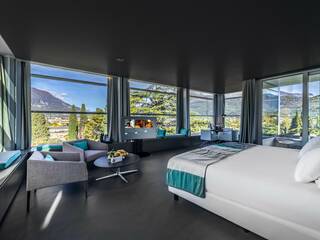 Lido Palace Hotel in Riva del Garda – Geräumiges Zimmer mit Sitzbereich und Panoramablick | Wellnesshotel Gardasee