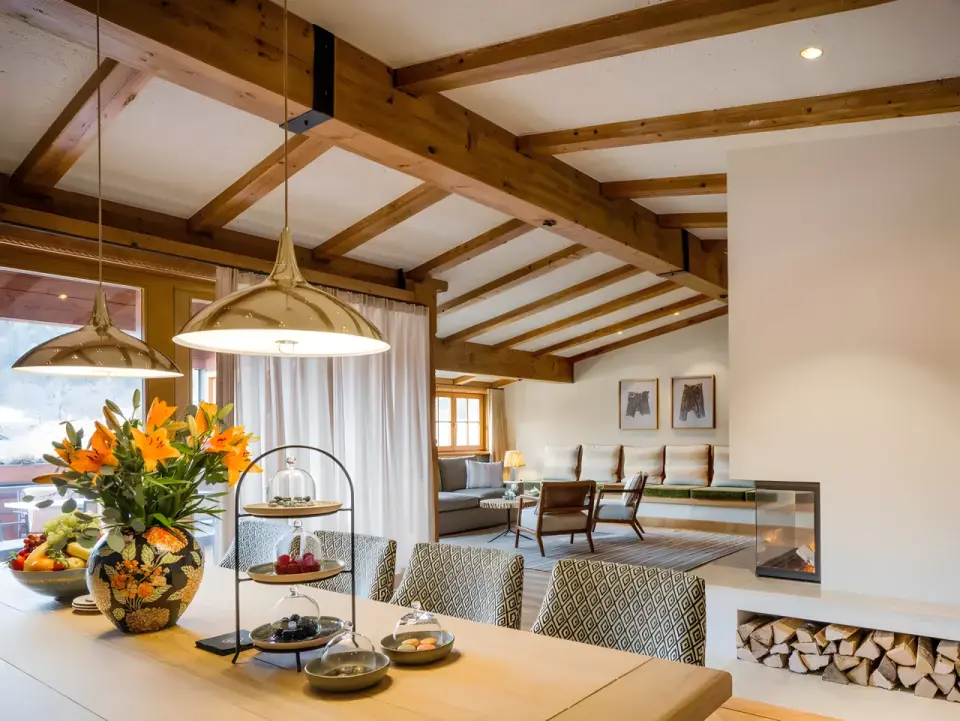 Bachmair Weissach Spa & Resort in Rottach-Egern – Stilvoller Essbereich mit Kamin und Holzbalken | Wellnesshotel Tegernsee