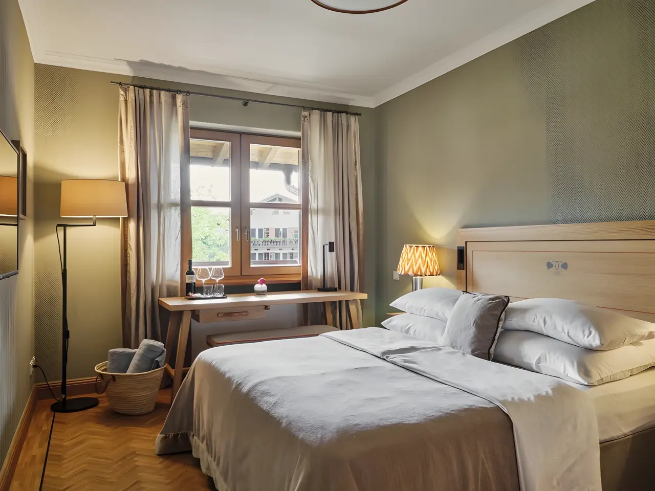 Bachmair Weissach Spa & Resort in Rottach-Egern – Gemütliches Hotelzimmer mit Doppelbett und Fenster | Wellnesshotel Tegernsee