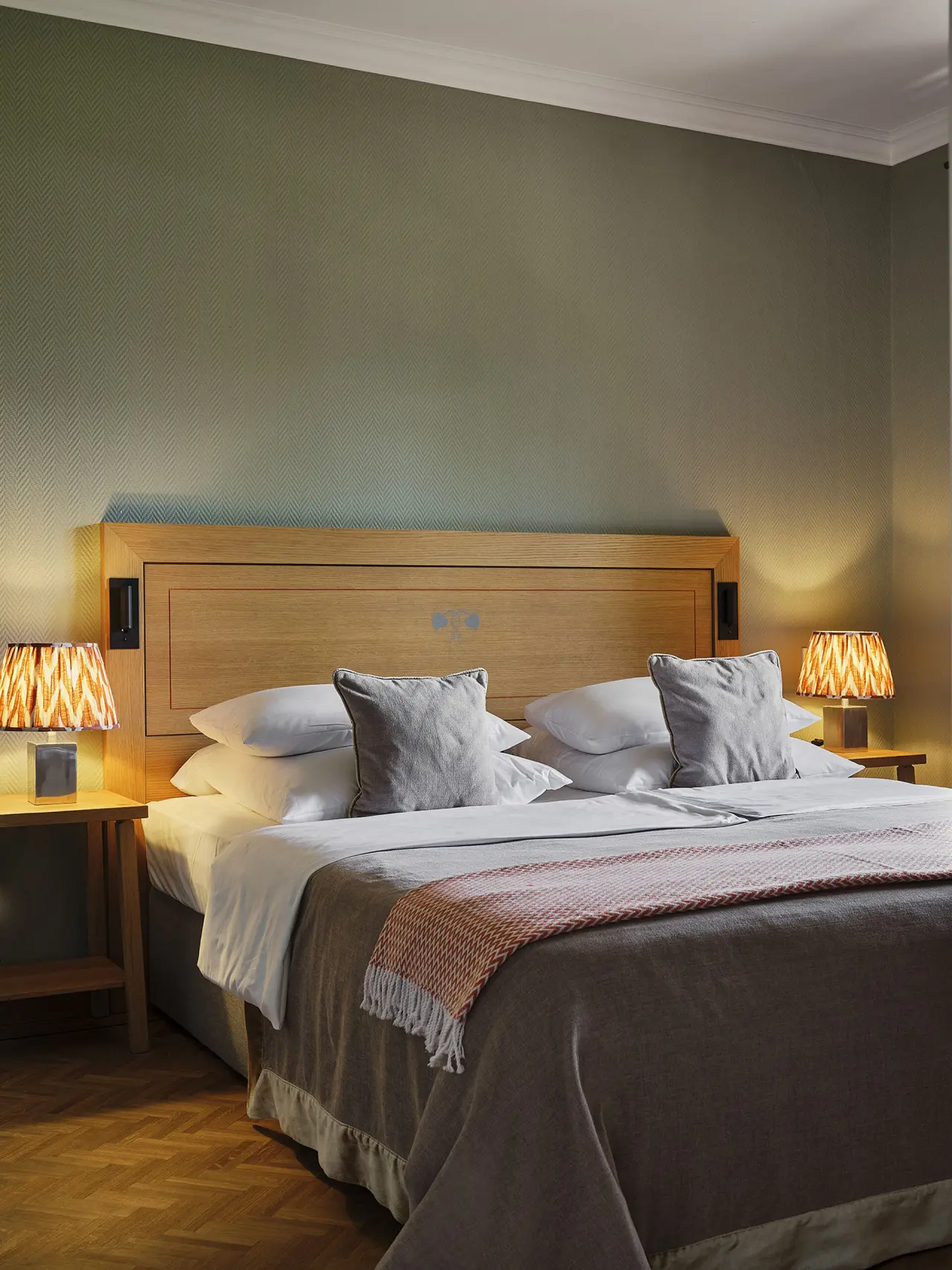 Bachmair Weissach Spa & Resort in Rottach-Egern – Komfortables Doppelbett mit Nachttischen und Lampen | Wellnesshotel Tegernsee