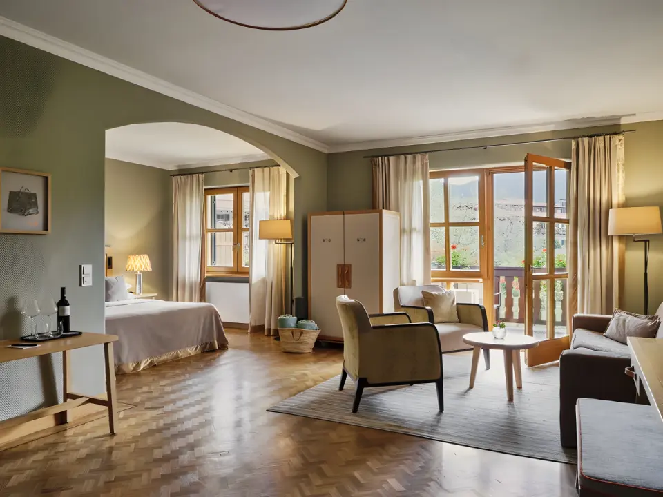 Bachmair Weissach Spa & Resort in Rottach-Egern – Geräumige Suite mit Wohnbereich und Balkon | Wellnesshotel Tegernsee