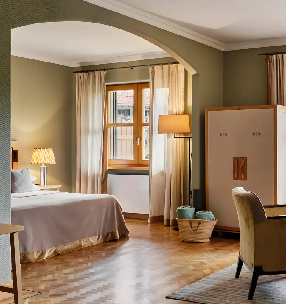 Bachmair Weissach Spa & Resort in Rottach-Egern – Komfortables Hotelzimmer mit Doppelbett | Wellnesshotel Tegernsee