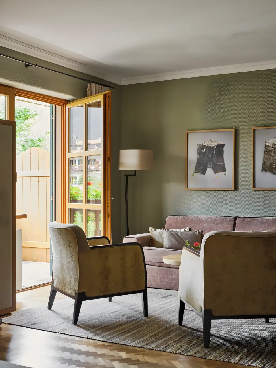 Bachmair Weissach Spa & Resort in Rottach-Egern – Geräumiger Wohnbereich einer Suite mit Balkon | Wellnesshotel Tegernsee