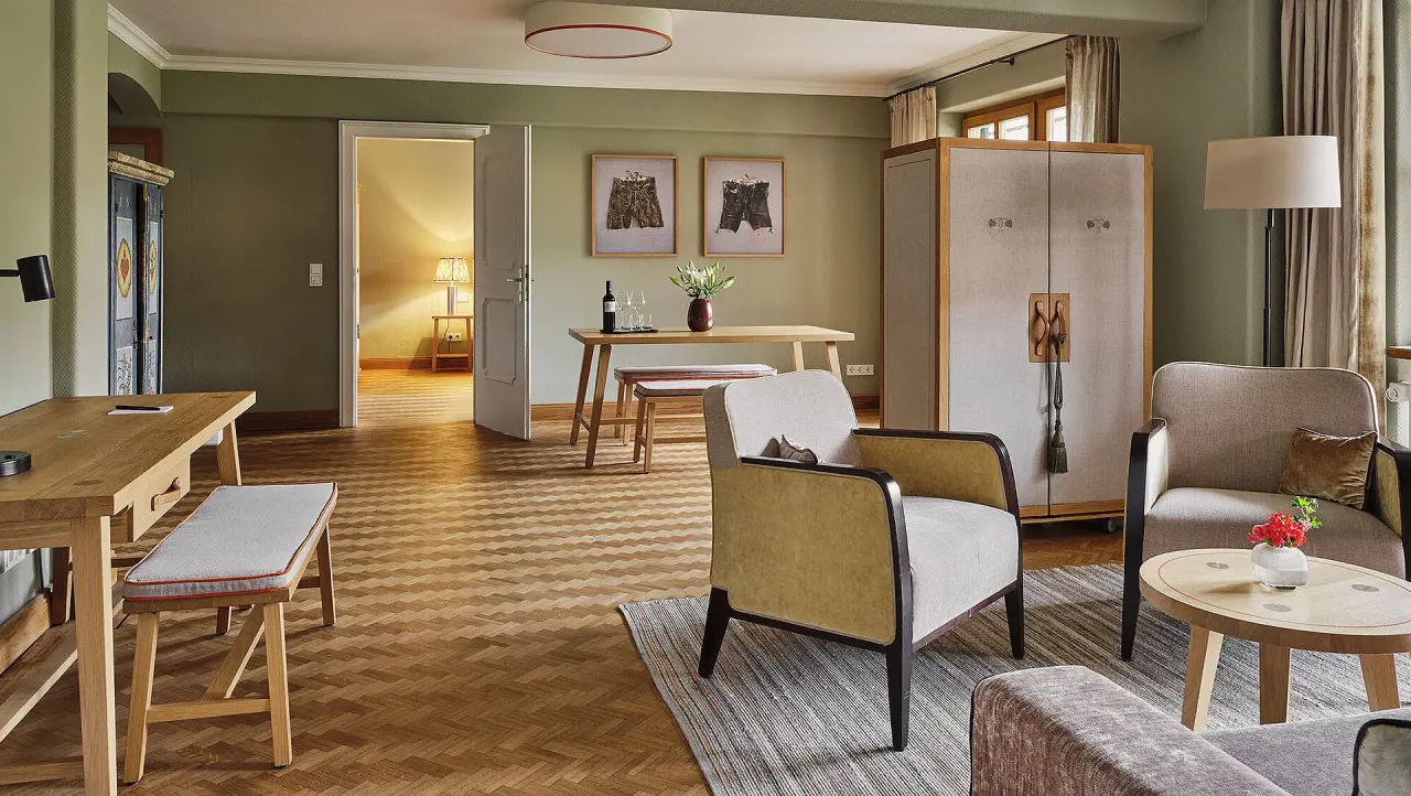 Bachmair Weissach Spa & Resort in Rottach-Egern – Elegante Suite mit Essbereich und Wohnzimmer | Wellnesshotel Tegernsee