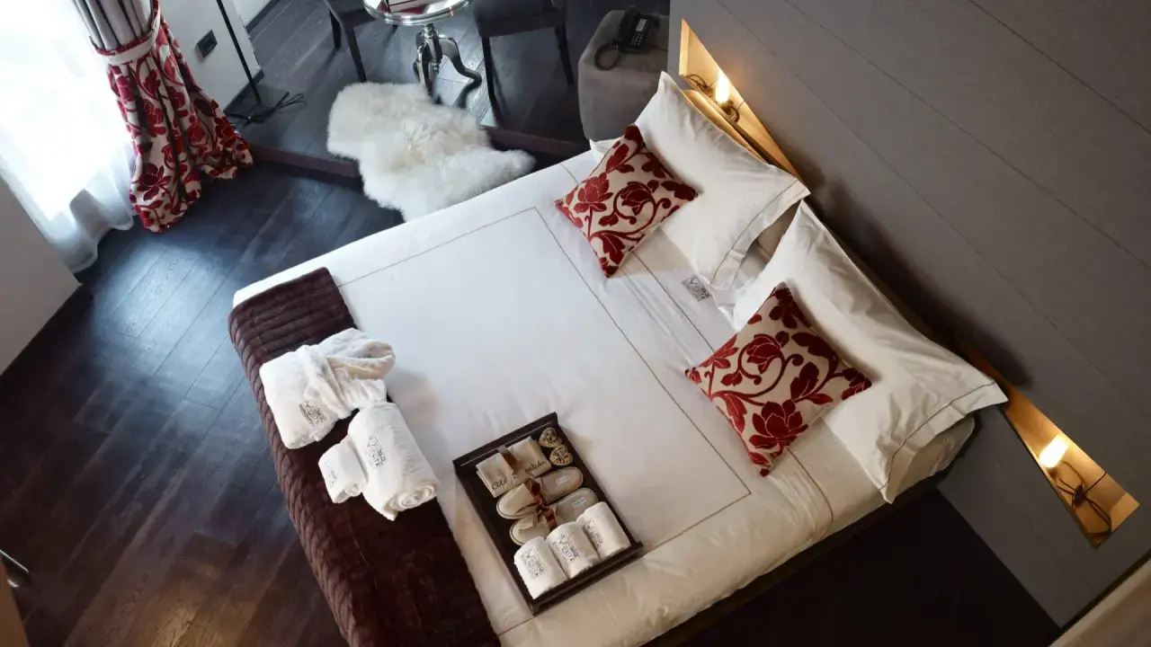 DV Chalet Boutique Hotel & Spa in Madonna di Campiglio – Gemütliches Doppelzimmer mit Bademänteln | Wellnesshotel Dolomiten