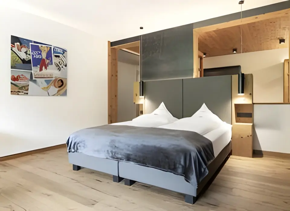 Boutique Hotel Villa Waldkönigin in Reschen – Modernes Doppelzimmer mit Holzelementen | Wellnesshotel Vinschgau