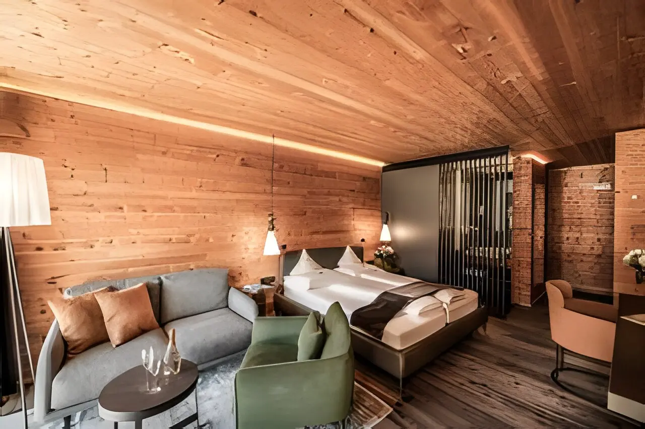 Boutique Hotel Villa Waldkönigin in Reschen – Gemütliches Doppelzimmer mit Holzwänden und Sitzbereich | Wellnesshotel Vinschgau