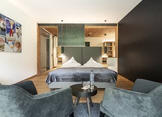 Boutique Hotel Villa Waldkönigin in Reschen – Stilvolles Doppelzimmer mit Sitzgelegenheiten | Wellnesshotel Vinschgau