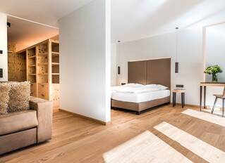 Boutique Hotel Villa Waldkönigin in Reschen – Helles, geräumiges Doppelzimmer mit Holzboden | Wellnesshotel Vinschgau