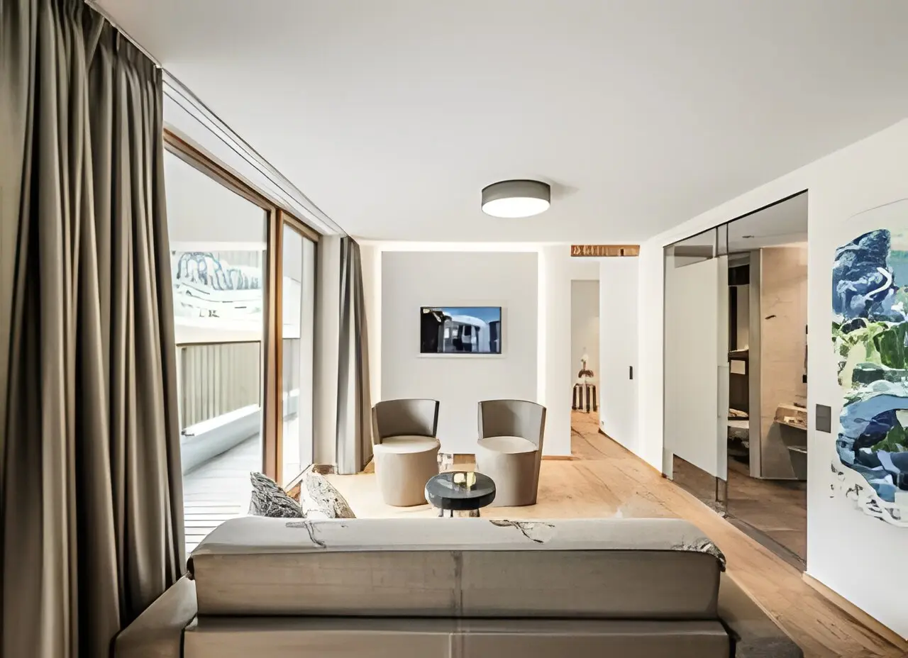 Boutique Hotel Villa Waldkönigin in Reschen – Modernes Zimmer mit Balkonzugang und Sitzbereich | Wellnesshotel Vinschgau