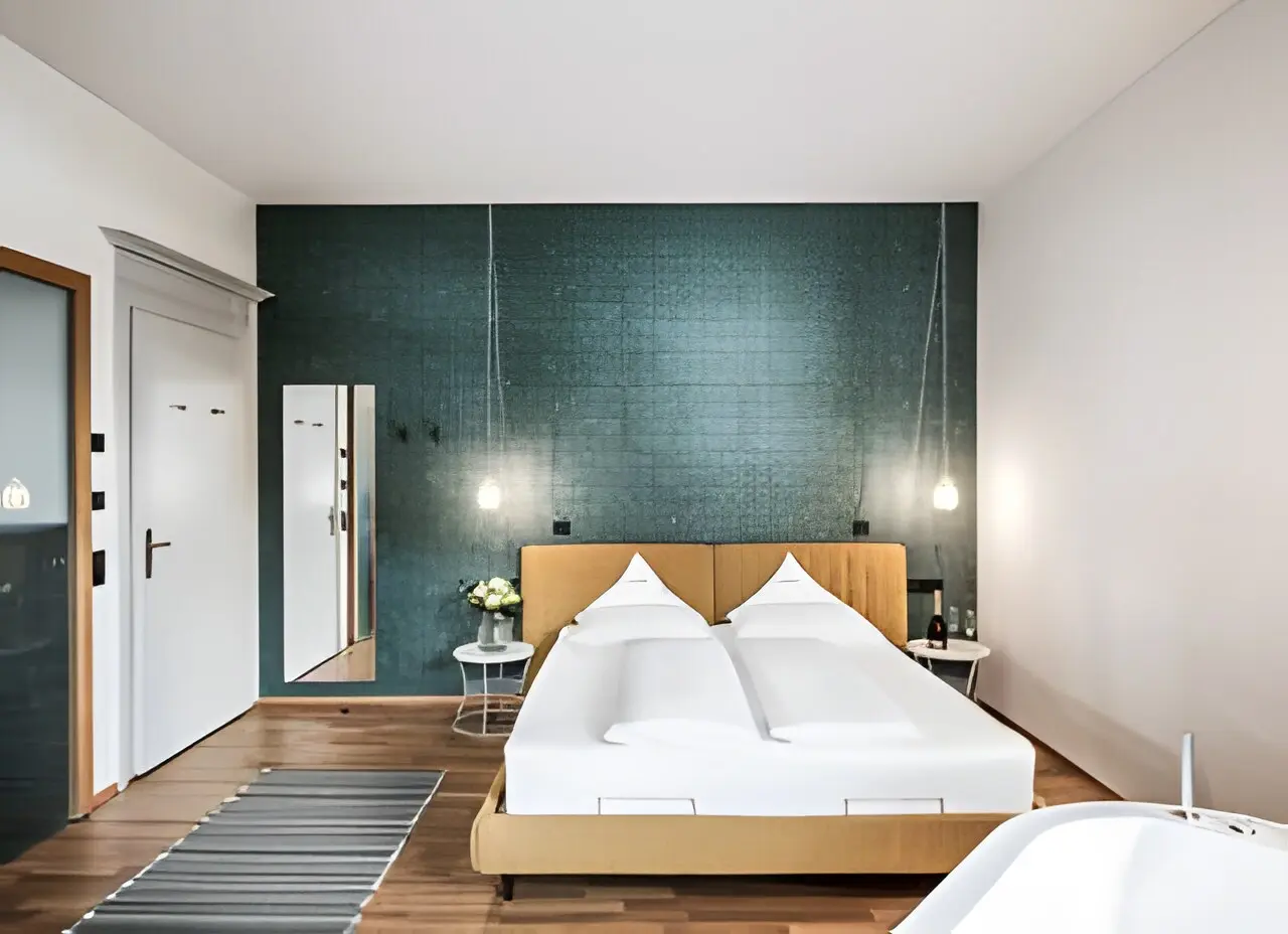 Boutique Hotel Villa Waldkönigin in Reschen – Stilvolles Doppelzimmer mit freistehender Badewanne | Wellnesshotel Vinschgau
