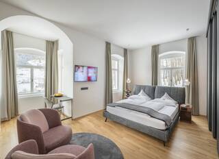 Boutique Hotel Villa Waldkönigin in Reschen – Helles Doppelzimmer mit Rundbogenfenstern | Wellnesshotel Vinschgau