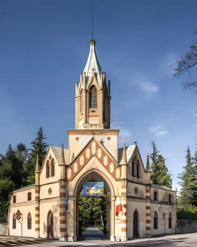 Villa dei Cedri Spa in Garda – Historisches Eingangsportal zum Thermalpark | Wellnesshotel Gardasee