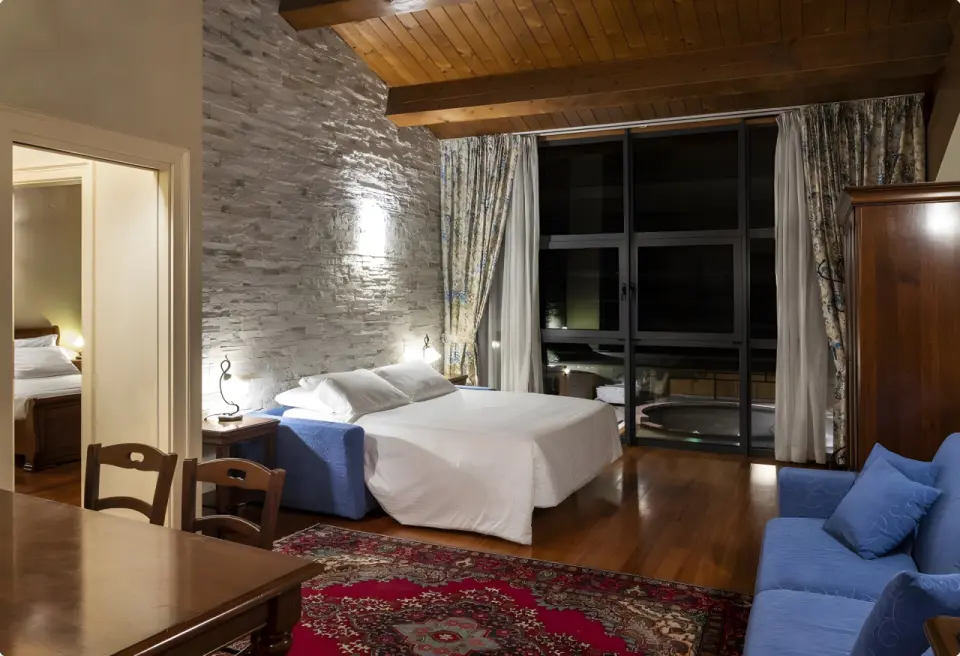 Villa dei Cedri Spa in Garda – Komfortables Hotelzimmer mit Blick auf Whirlpool | Wellnesshotel Gardasee