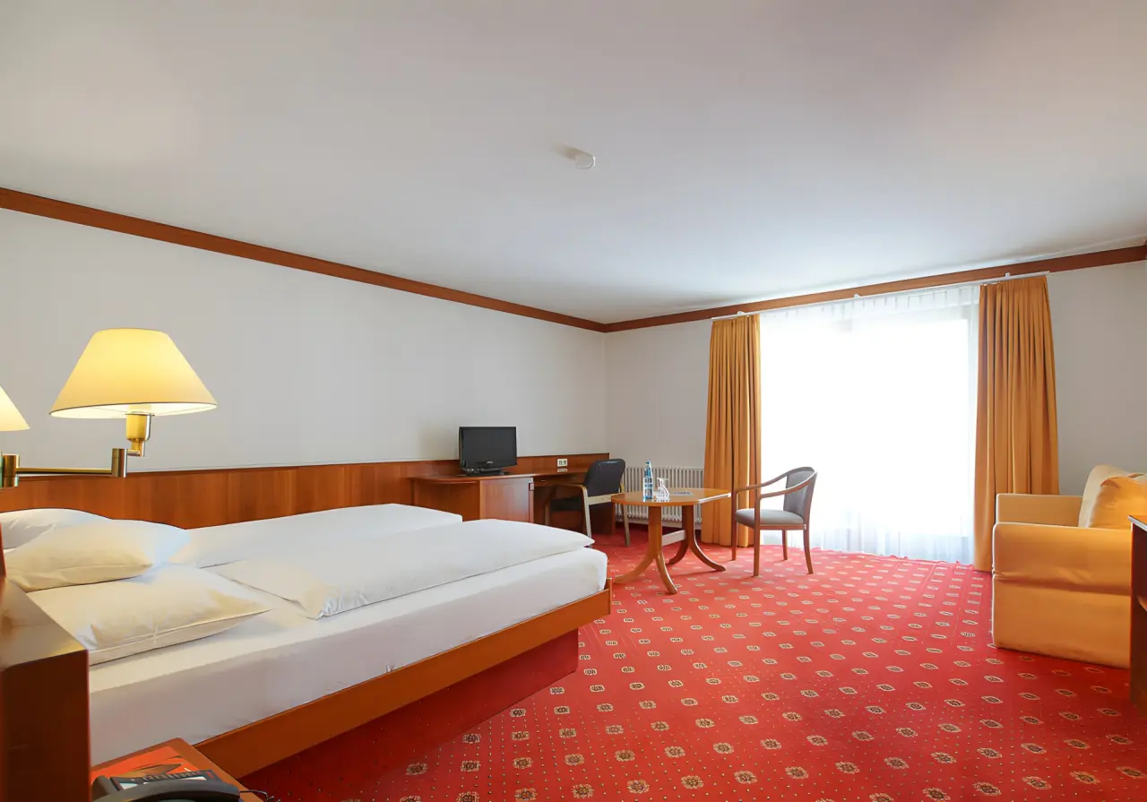 Hotel Stadt Breisach in Vogtsburg – Geräumiges Hotelzimmer mit Doppelbett und Schreibtisch | Wellnesshotel Vogtsburg
