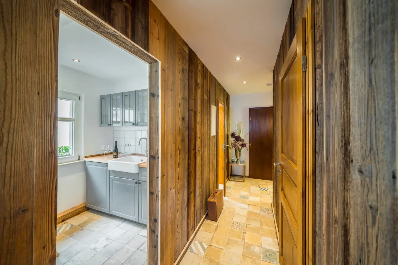 Hotel & Wellness Goldenes Fass in Rathen – Rustikaler Flur mit Küchenzeile | Wellnesshotel Sächsische Schweiz