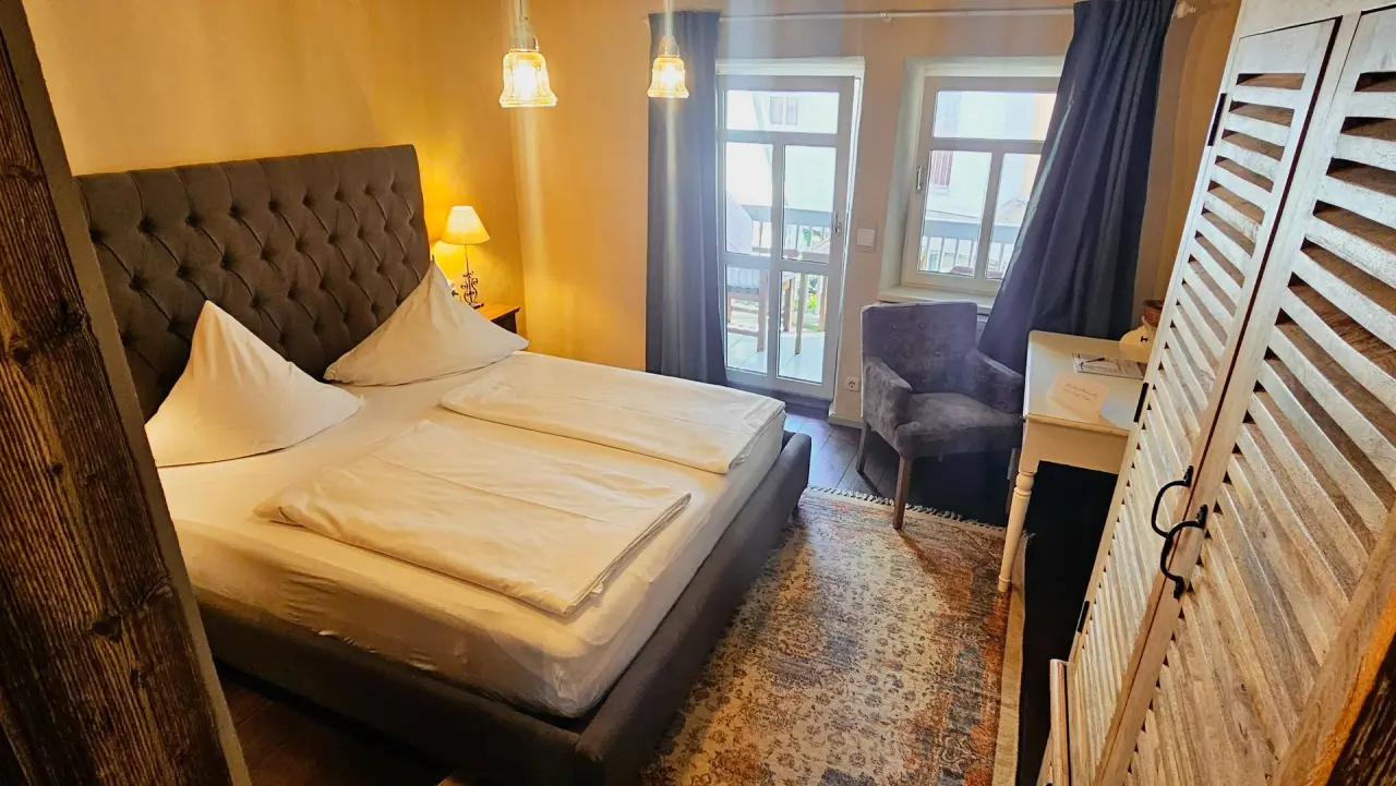 Hotel & Wellness Goldenes Fass in Rathen – Gemütliches Doppelzimmer mit Balkon | Wellnesshotel Sächsische Schweiz