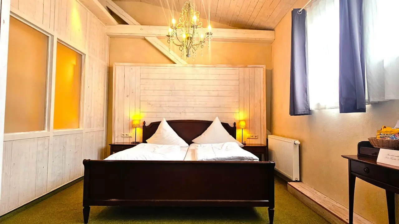 Hotel & Wellness Goldenes Fass in Rathen – Rustikales Doppelzimmer mit Holzbalken | Wellnesshotel Sächsische Schweiz