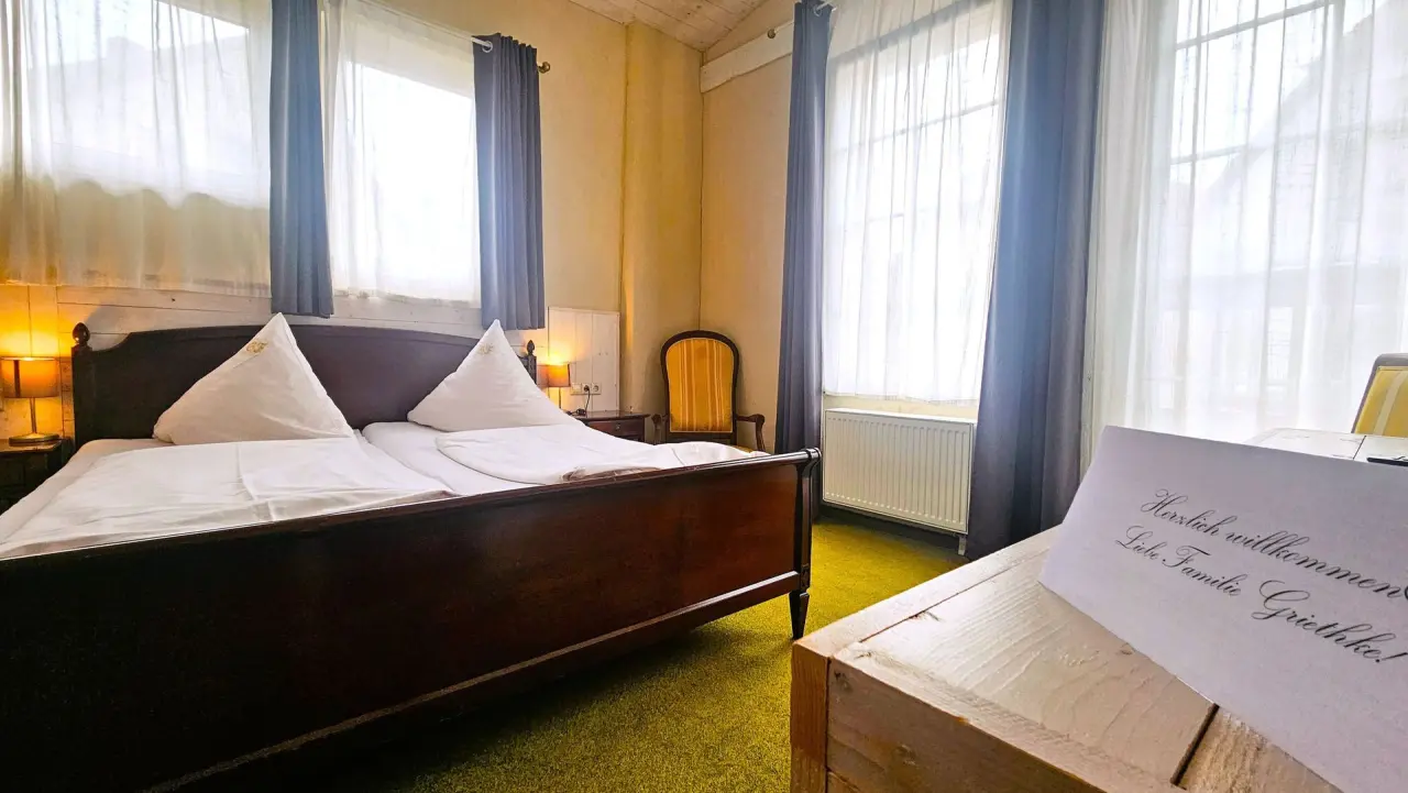 Hotel & Wellness Goldenes Fass in Rathen – Gemütliches Doppelzimmer mit Willkommensgruß | Wellnesshotel Sächsische Schweiz