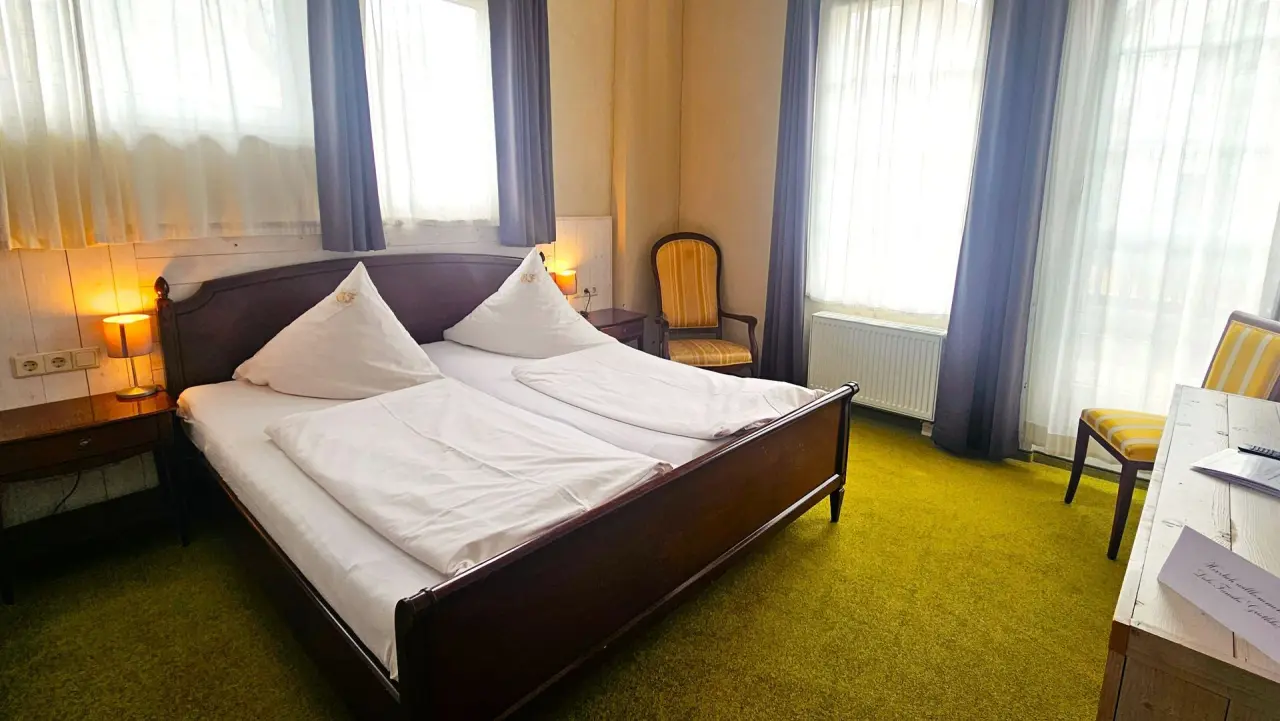 Hotel & Wellness Goldenes Fass in Rathen – Helles Doppelzimmer mit klassischem Interieur | Wellnesshotel Sächsische Schweiz