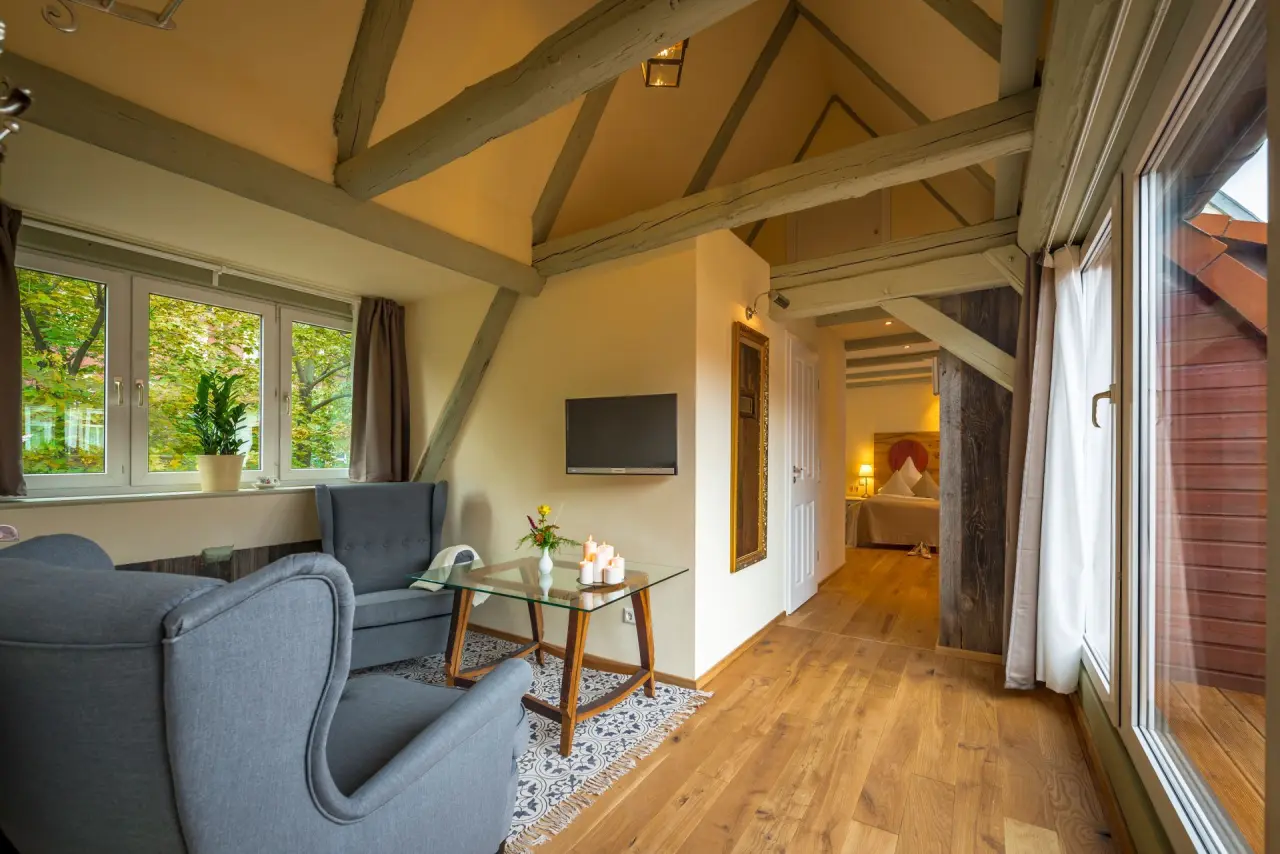 Hotel & Wellness Goldenes Fass in Rathen – Geräumige Suite mit Wohnbereich und Holzbalken | Wellnesshotel Sächsische Schweiz