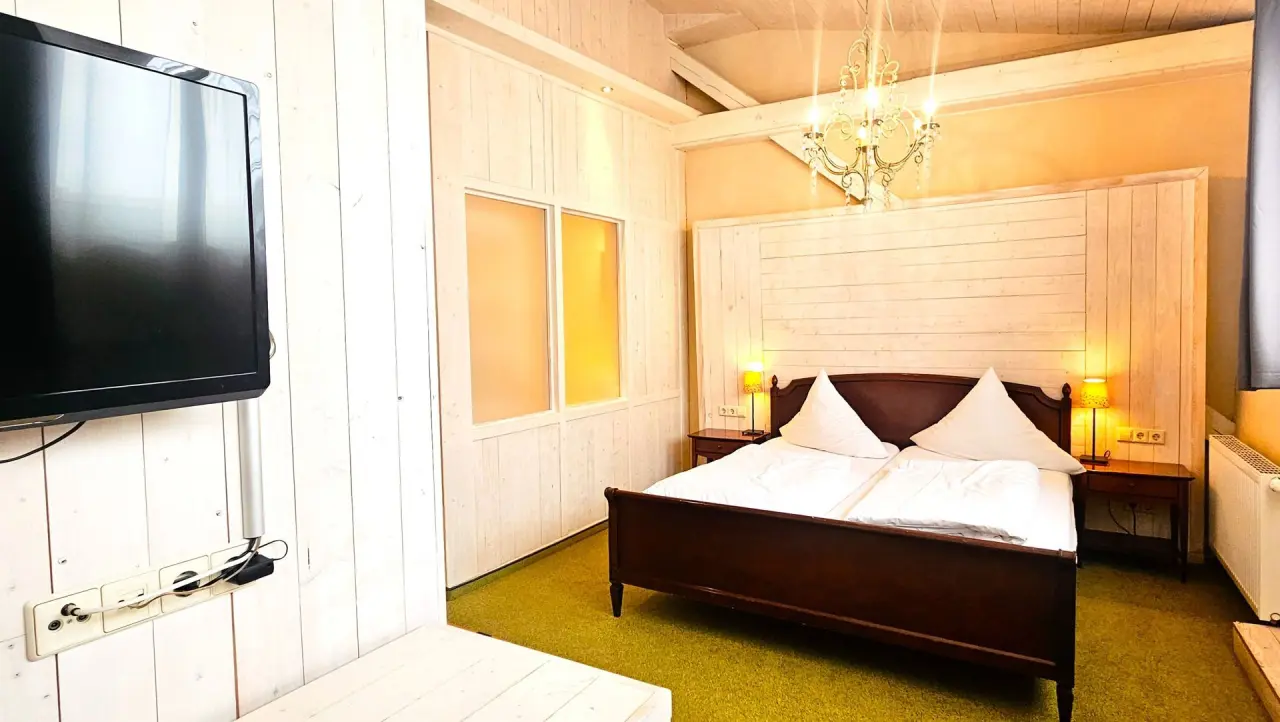 Hotel & Wellness Goldenes Fass in Rathen – Helles Doppelzimmer mit Holzwänden | Wellnesshotel Sächsische Schweiz