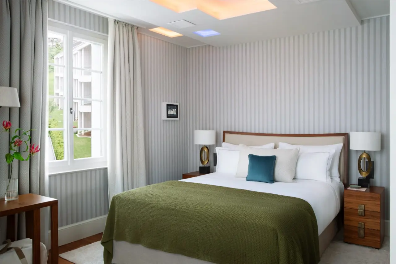 Chenot Palace Weggis in Weggis – Komfortables Hotelzimmer mit Gartenblick | Wellnesshotel Vierwaldstättersee