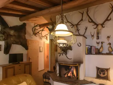 AKTIV & SPA HOTEL Alpenrose in Schruns – Gemütliche Lounge mit Kamin und rustikalem Dekor | Wellnesshotel Vorarlberg