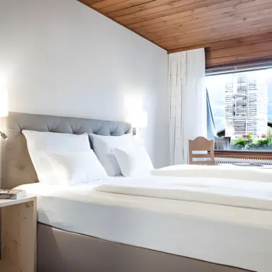 AKTIV & SPA HOTEL Alpenrose in Schruns – Helles Doppelzimmer mit Holzbalkendecke | Wellnesshotel Montafon