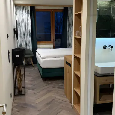AKTIV & SPA HOTEL Alpenrose in Schruns – Hotelzimmer mit Badzugang und Holzelementen | Wellnesshotel Montafon