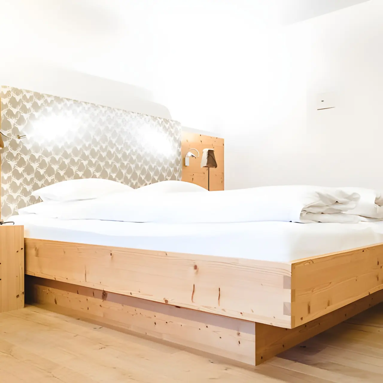 AKTIV & SPA HOTEL Alpenrose in Schruns – Modernes Doppelzimmer mit hellem Holz | Wellnesshotel Montafon