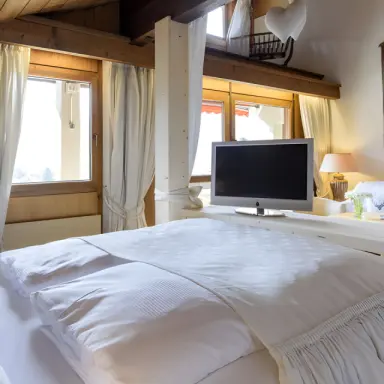 AKTIV & SPA HOTEL Alpenrose in Schruns – Gemütliches Hotelzimmer mit TV und Bergblick | Wellnesshotel Montafon