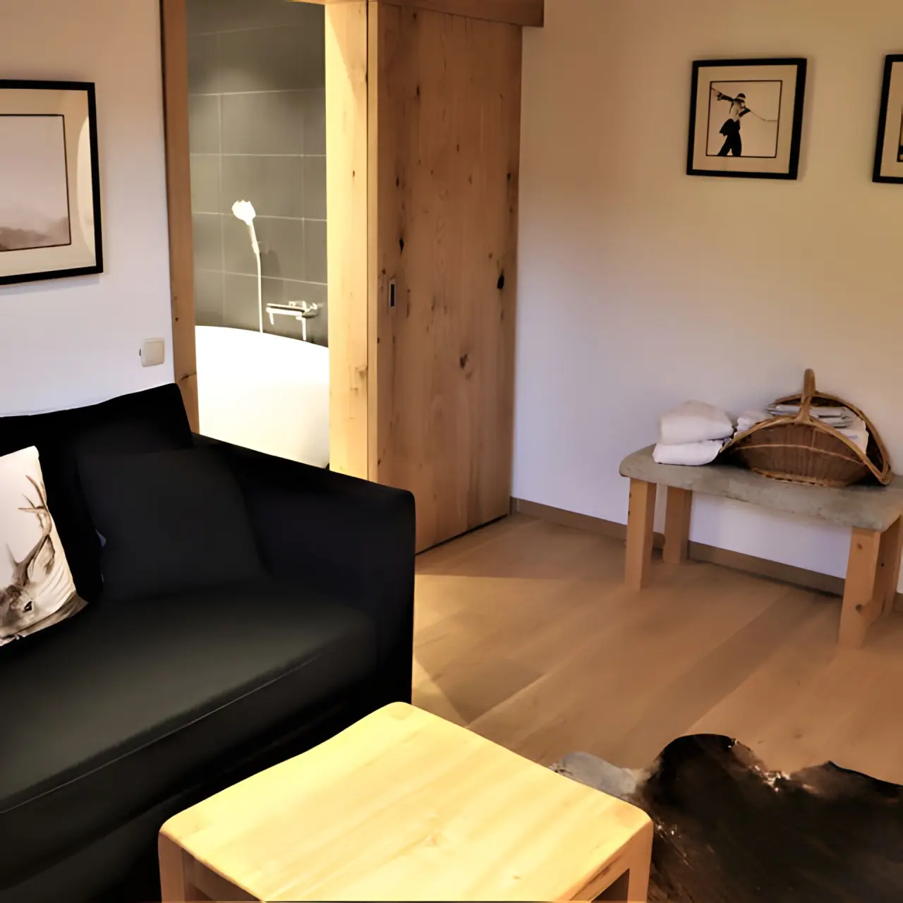 AKTIV & SPA HOTEL Alpenrose in Schruns – Wohnbereich einer Suite mit Badzugang | Wellnesshotel Montafon