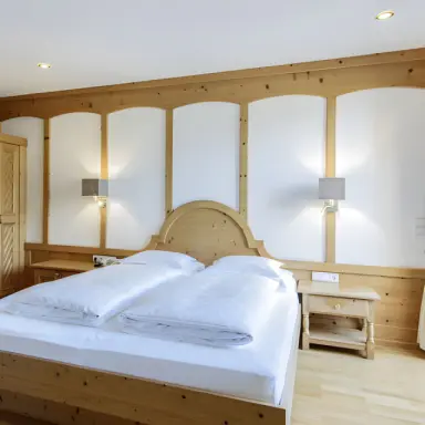 AKTIV & SPA HOTEL Alpenrose in Schruns – Gemütliches Doppelzimmer mit Holzdetails | Wellnesshotel Vorarlberg