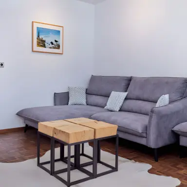AKTIV & SPA HOTEL Alpenrose in Schruns – Wohnbereich mit Sofa und Holztischen | Wellnesshotel Vorarlberg
