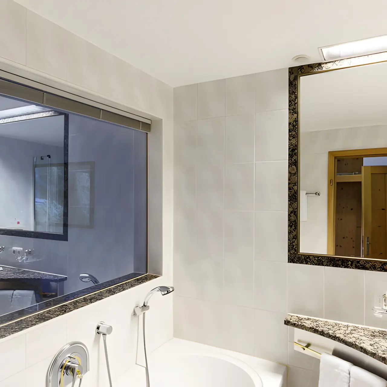 AKTIV & SPA HOTEL Alpenrose in Schruns – Modernes Badezimmer mit Badewanne und Dusche | Wellnesshotel Vorarlberg