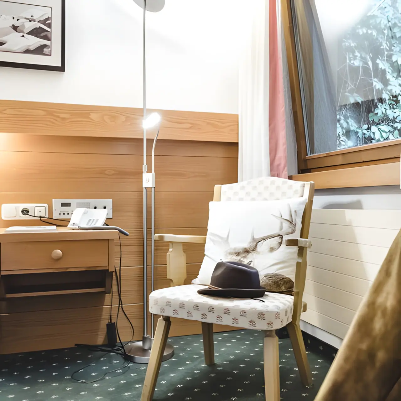 AKTIV & SPA HOTEL Alpenrose in Schruns – Gemütliche Sitzecke mit Sessel und Fenster | Wellnesshotel Vorarlberg
