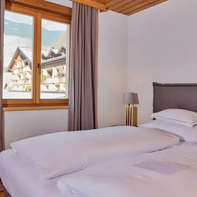 AKTIV & SPA HOTEL Alpenrose in Schruns – Doppelzimmer mit Bergblick aus dem Fenster | Wellnesshotel Vorarlberg