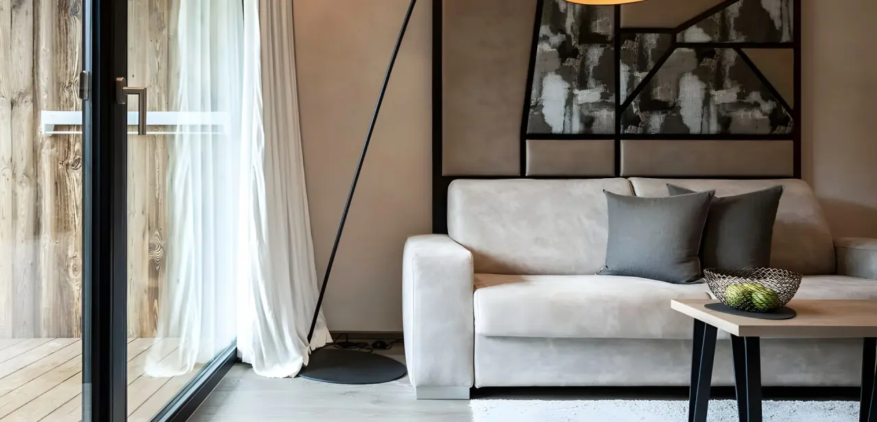Viktoria Alpine Hideaway in Meran – Gemütlicher Wohnbereich im Hotelzimmer | Wellnesshotel Südtirol