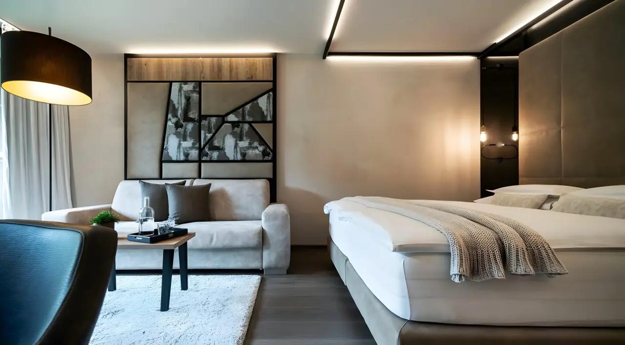 Viktoria Alpine Hideaway in Meran – Komfortables Hotelzimmer mit Bett und Sitzbereich | Wellnesshotel Südtirol