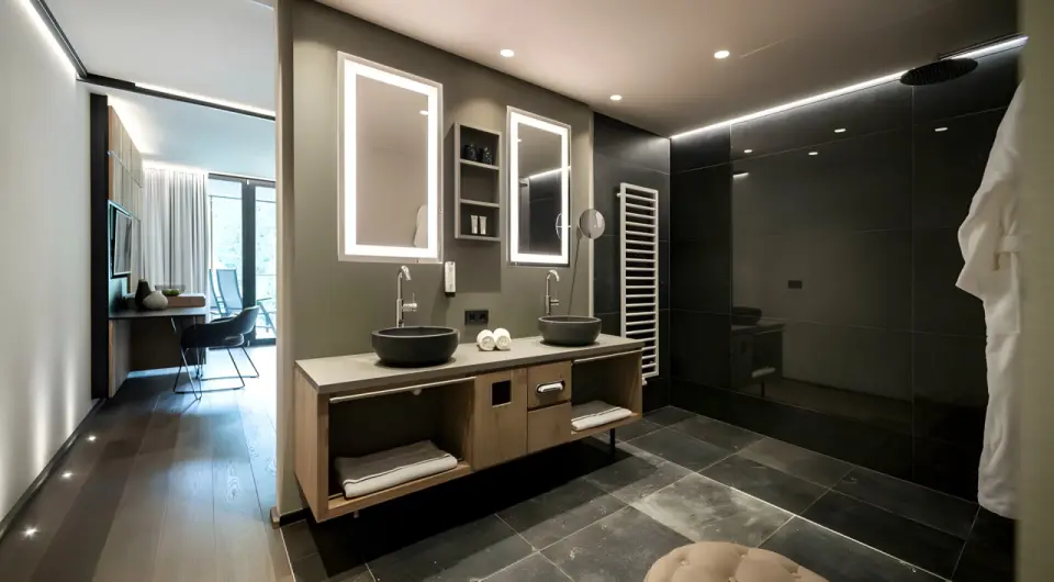 Viktoria Alpine Hideaway in Meran – Geräumiges Badezimmer mit Doppelwaschbecken und Dusche | Wellnesshotel Südtirol