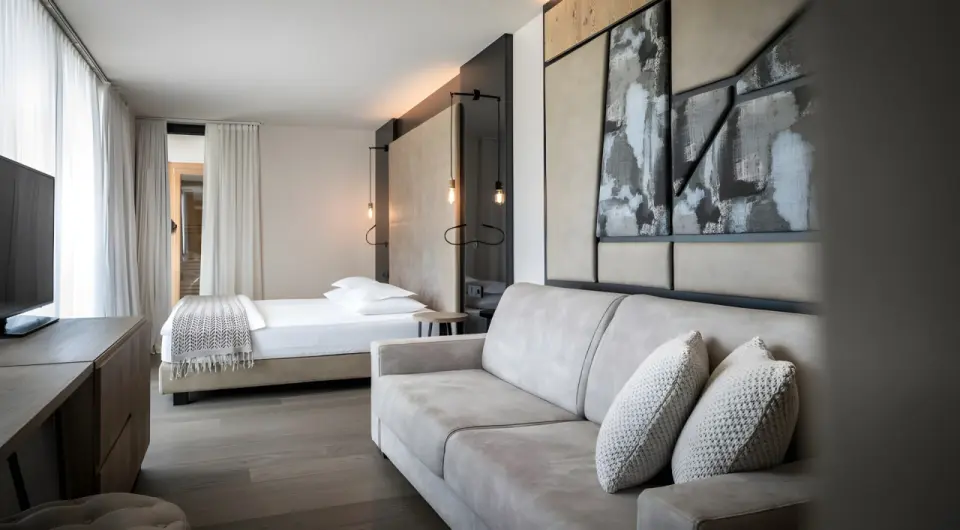 Viktoria Alpine Hideaway in Meran – Modernes Doppelzimmer mit Sofa | Wellnesshotel Südtirol
