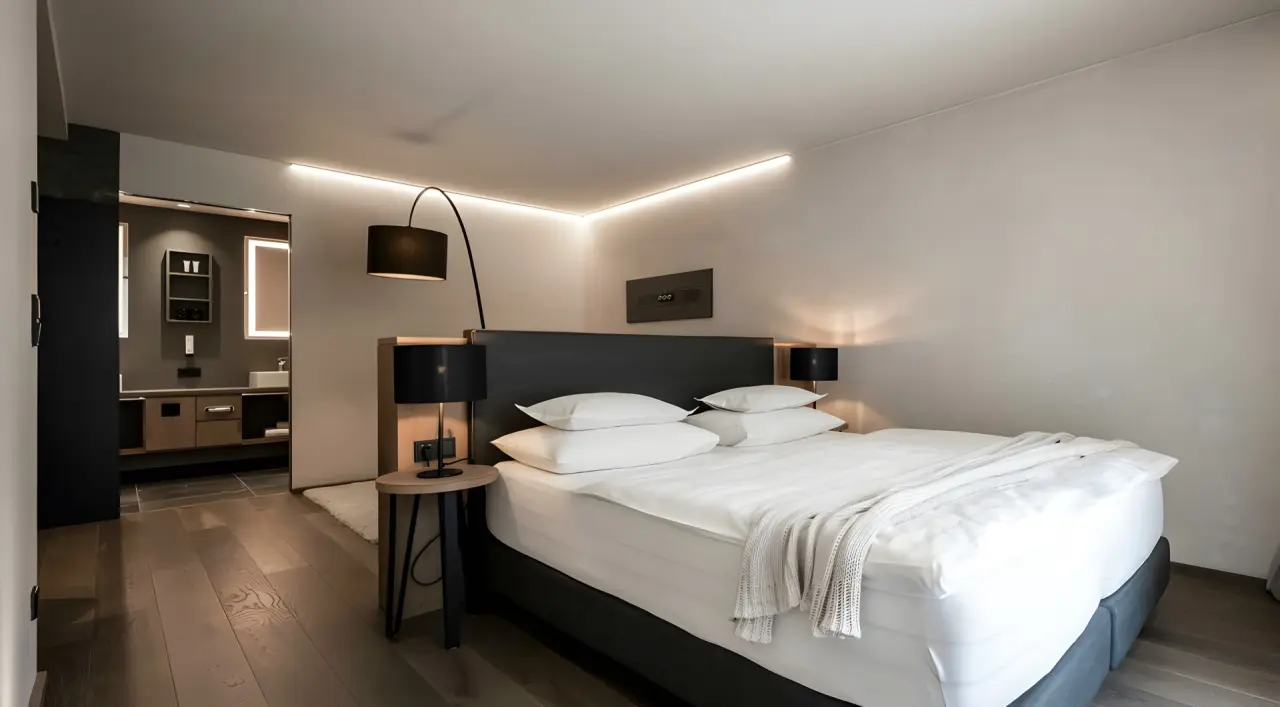 Viktoria Alpine Hideaway in Meran – Komfortables Schlafzimmer mit indirekter Beleuchtung | Wellnesshotel Südtirol
