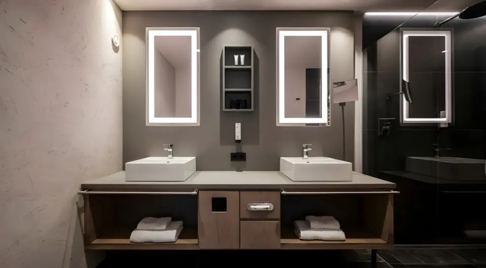 Viktoria Alpine Hideaway in Meran – Modernes Badezimmer mit Doppelwaschbecken | Wellnesshotel Südtirol