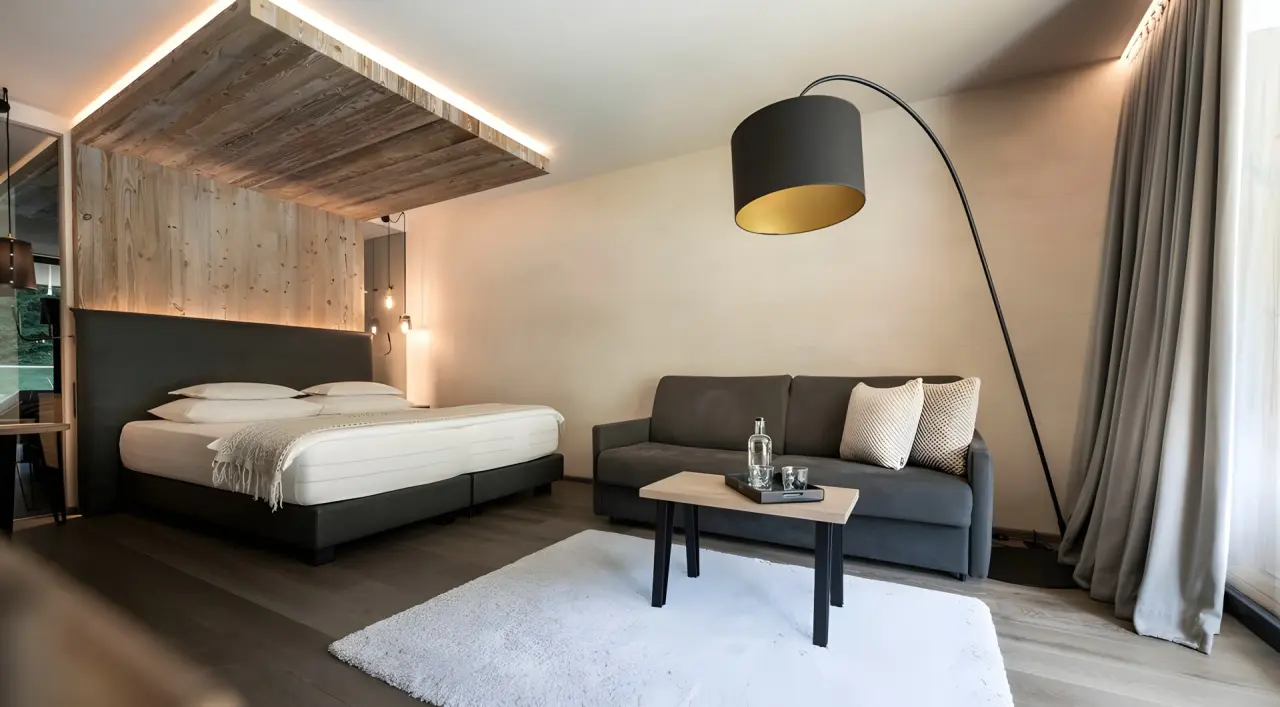 Viktoria Alpine Hideaway in Meran – Gemütliches Doppelzimmer mit Holzelementen | Wellnesshotel Südtirol